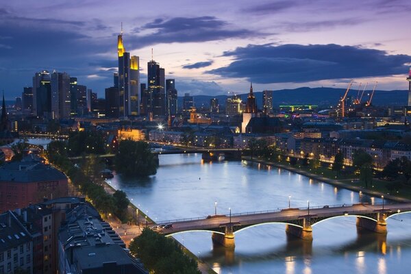 Wieczorna Panorama Frankfurtu z rzeką, mostami. W tle wieżowce