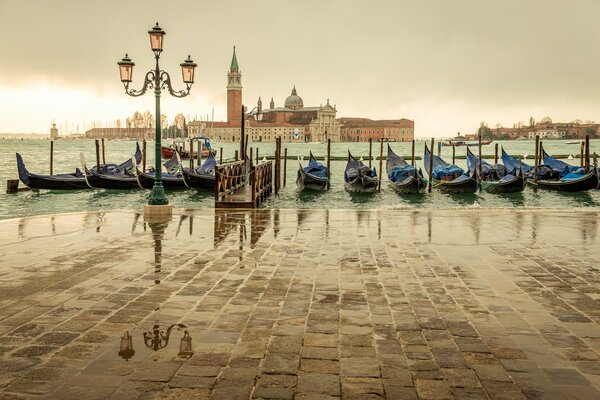 Ciel nuageux sur les gondoles à Venise