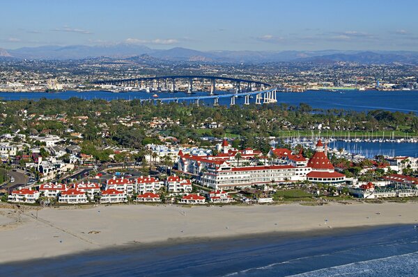 Puentes y agua de la ciudad de San Diego en California