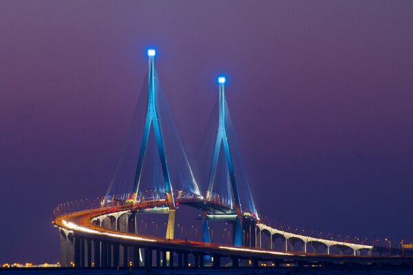 Por la noche, el puente se ilumina con luces de colores