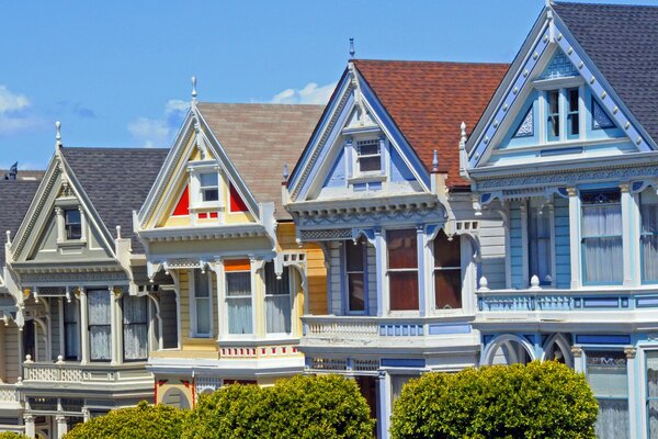 Dans la ville de San Francisco, les maisons sont construites comme des marionnettes