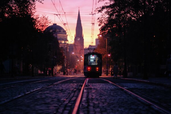 Tramway de la ville au coucher du soleil rose