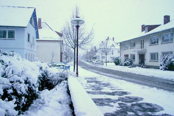 Eine der verschneiten Straßen der Stadt im Winter