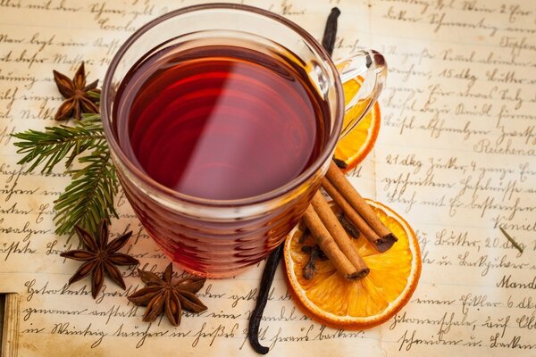 Vino caliente para Navidad en el fondo de un libro