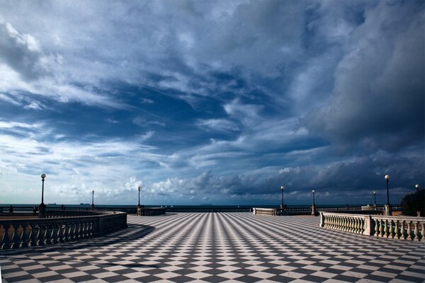 La ville de Toscane en Italie se souvient de belles terrasses avec des lanternes et un ciel bleu