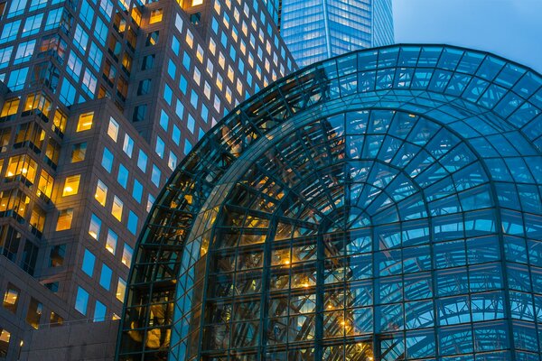 Un bâtiment en verre insolite dans la nuit de New York