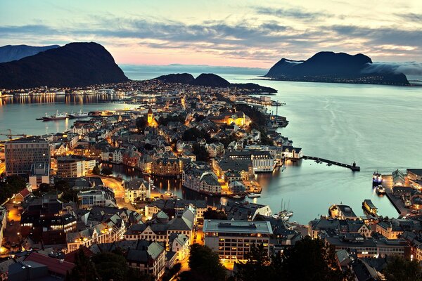 La ciudad de Osesund en Noruega por la noche