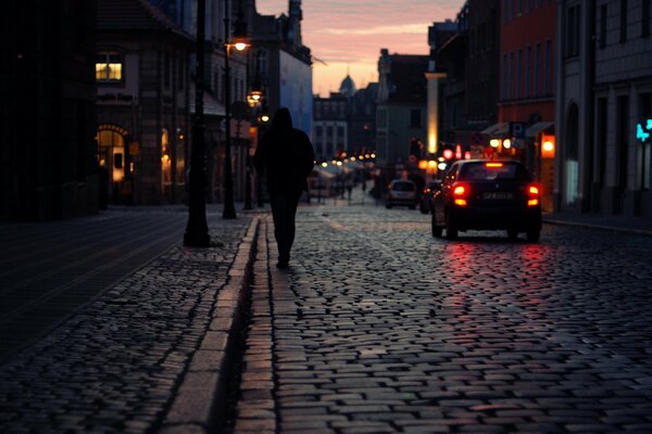 Nächtliche Stadtstraße. Lichter von Häusern und Autos