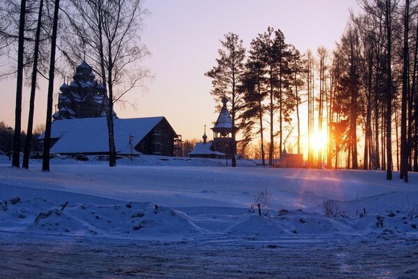 Tempel bei Sonnenuntergang im Winterwald