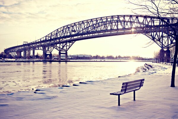 Paisaje de invierno con puente y banco