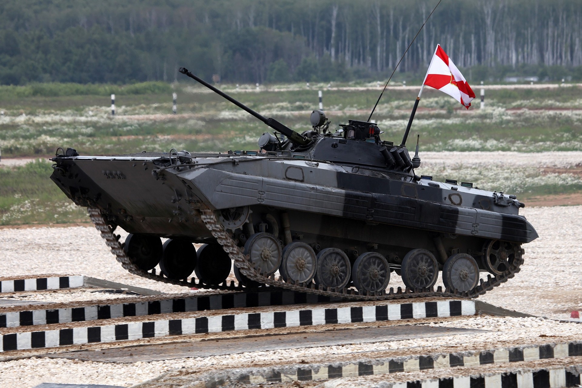 región de moscú combate guardia rifle motorizado taman división tanque rusia. infantería 2º obstáculos campo de pruebas bmp-2 todo el ejército tripulaciones máquinas superar pista puente biatlón coche competiciones sol