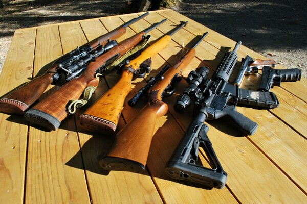 Foto de rifles y ametralladoras sobre la mesa