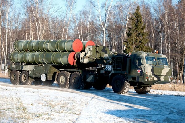 Machine avec des missiles triomphants militaires