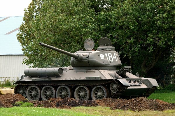 Średni radziecki czołg T-34 - 85 w postaci pomnika