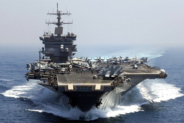 Foto de un portaaviones en el mar con aviones