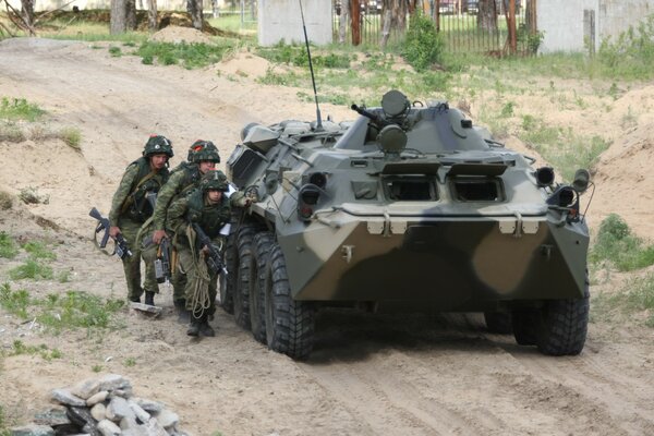 BTR en ejercicios militares en el campo de entrenamiento táctico