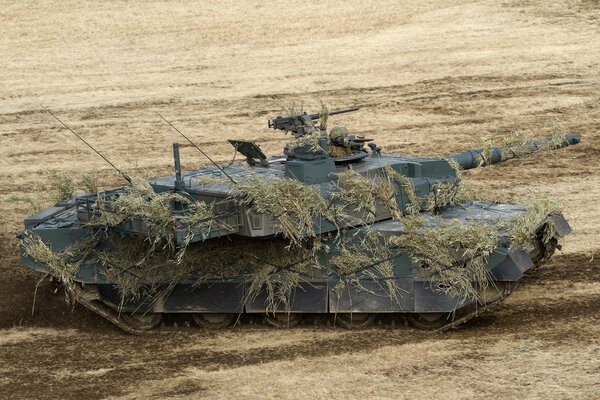 Maskierter Militärpanzer auf dem Feld