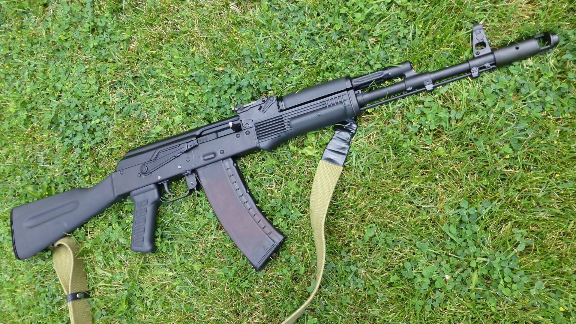 semi-automatique saiga carabine herbe mois