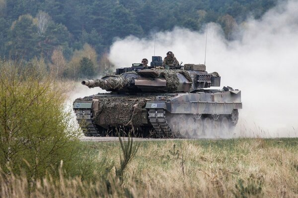 I militari cavalcano in un carro armato