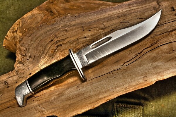 Title Hunting knife made of logs and steel