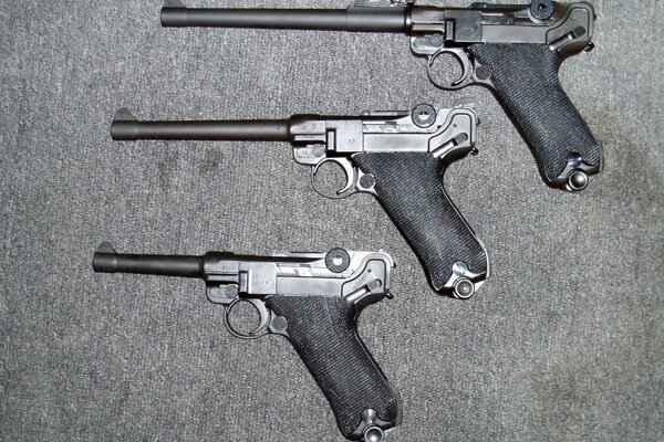 Drei Luger-Pistolen mit unterschiedlichen Kalibern