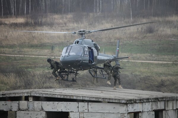 Combatientes de Rusia sobr. Aterrizaje en helicóptero
