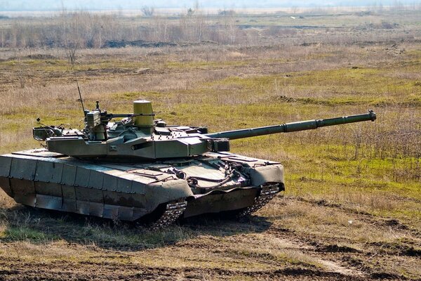 Tank in einem leeren ukrainischen Feld