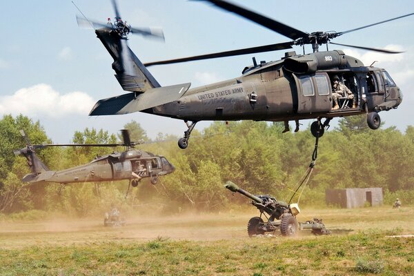 Ejercicios de combate de fuerzas especiales en helicópteros