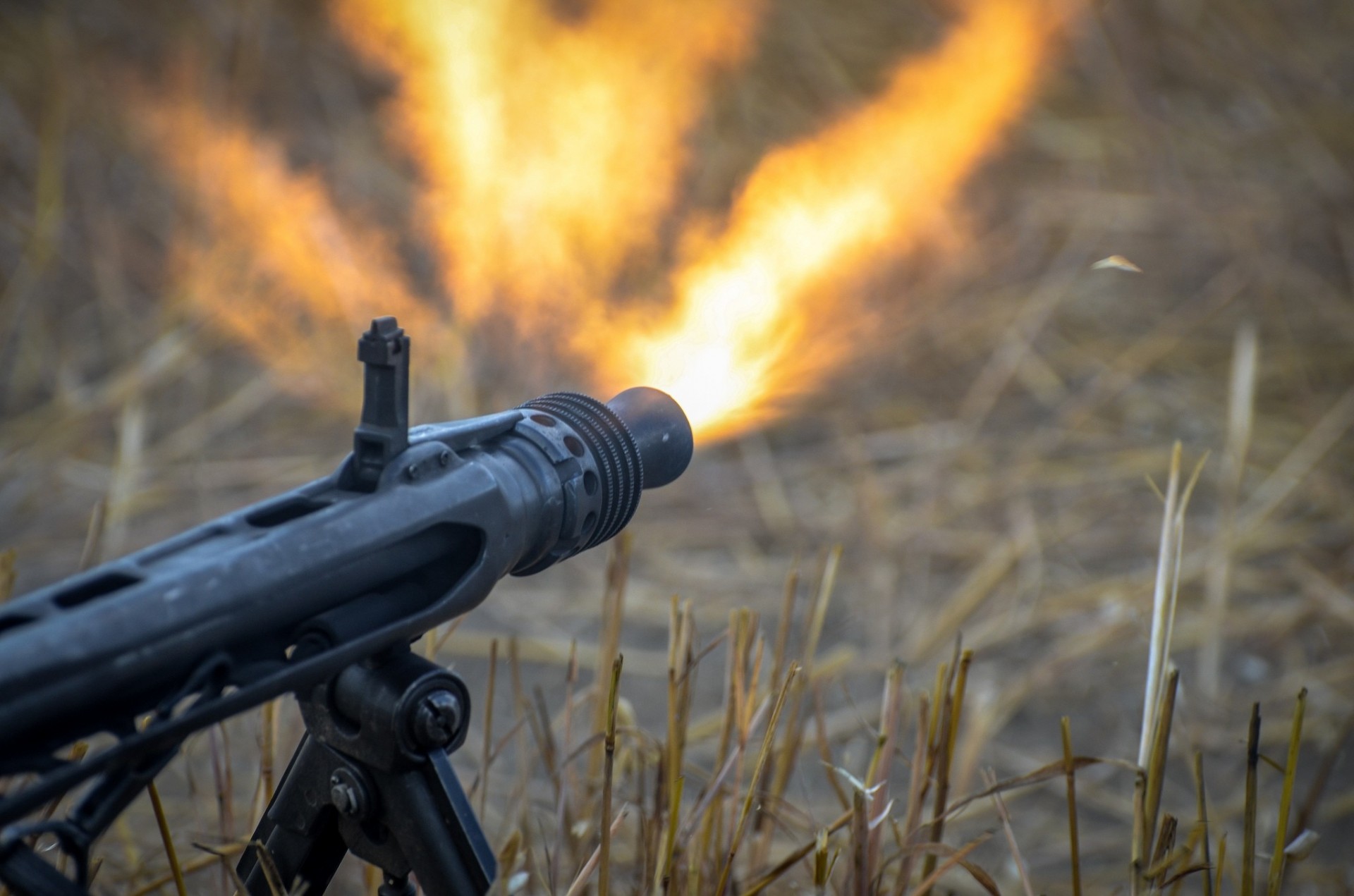 fusillade arme herbe feu mitrailleuse flamme