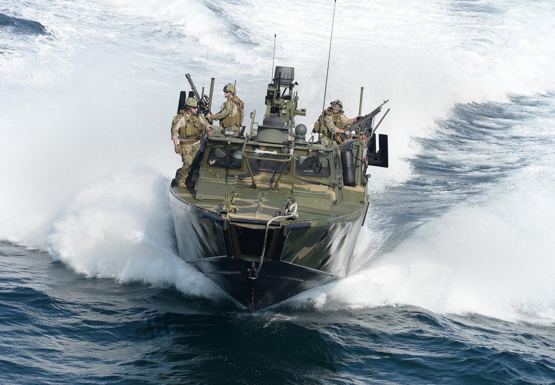 barco comando agujas secas mar ola soldados armas