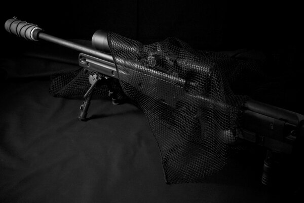 Снайперская винтовка remington 700 на тёмном фоне