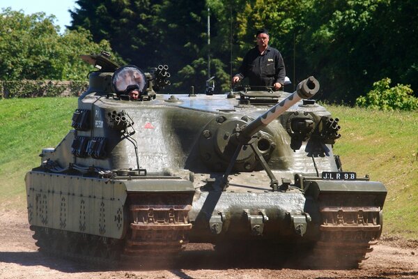 Militares sentados en un tanque de asalto