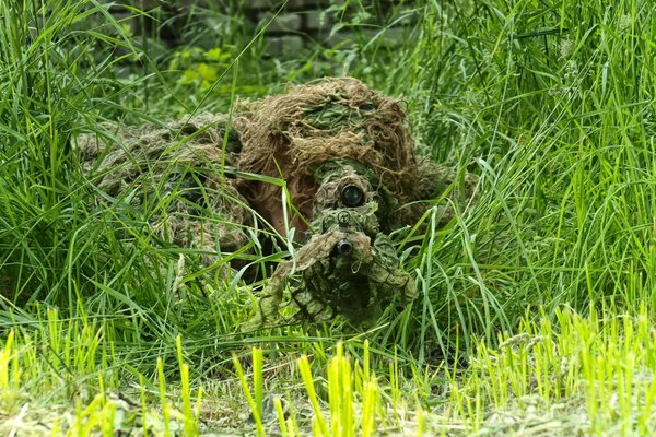 Excellent camouflage sur un tireur d élite en embuscade