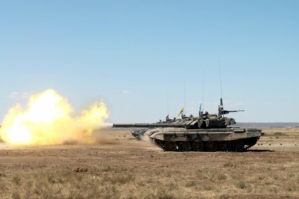 Les chars t-90 utilisent le feu sur le terrain