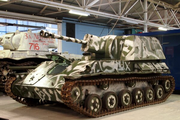 Tanque blanco y verde en el hangar