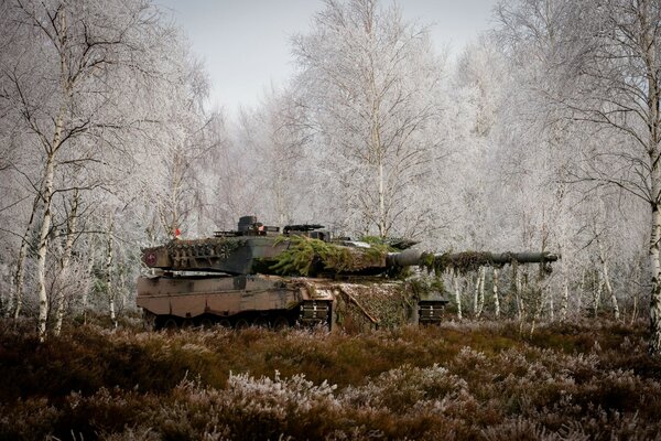 Tanque militar en el bosque de invierno