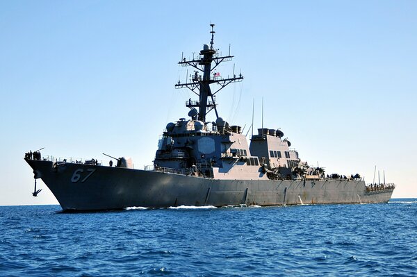 Le destroyer URO US en mer