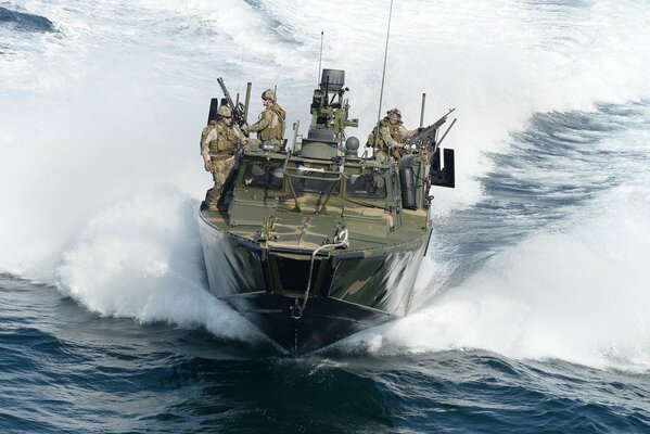 Soldados armados navegando en un barco