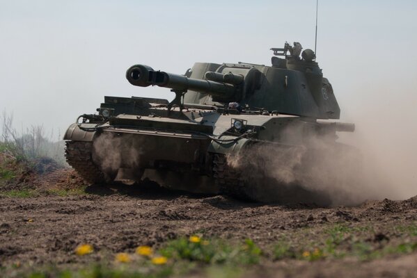 A huge self-propelled gun in the dust on the move