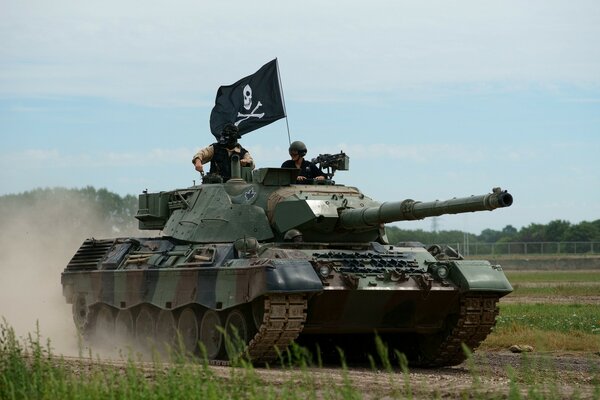 Leopard-Kampfpanzer unterwegs Foto