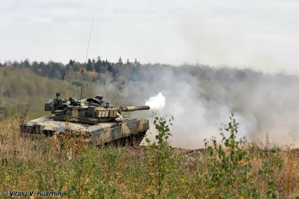 Czołg T-80 na ćwiczeniach bojowych