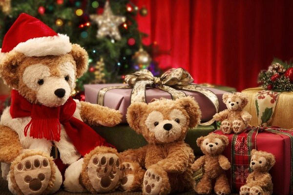 Osos de peluche y regalos en el árbol de Navidad