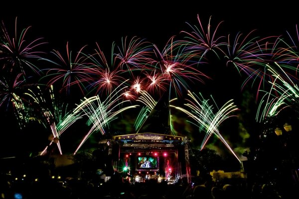 Saluto festivo multicolore al concerto