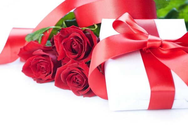 Cadeau avec ruban rouge et roses