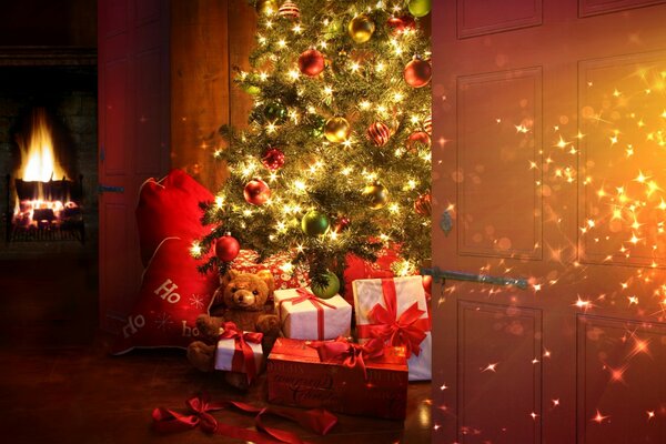Weihnachtsbaum mit Geschenken und Spielzeug