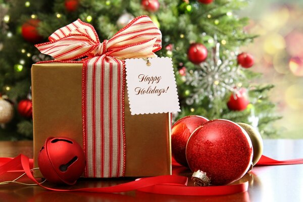 Decoración de año nuevo: árbol de Navidad, bolas, guirnalda y regalo