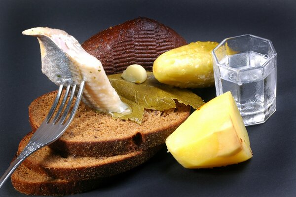 Foto aperitivos de arenque ruso y pan