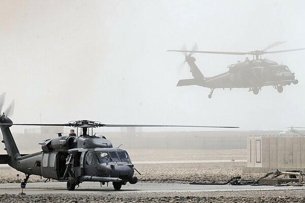 Amerikanische Hubschrauber im Nebel