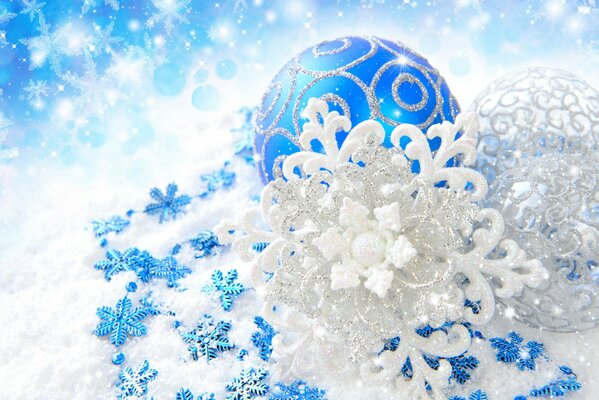 Copos de nieve y bola azul para la decoración del árbol de Navidad