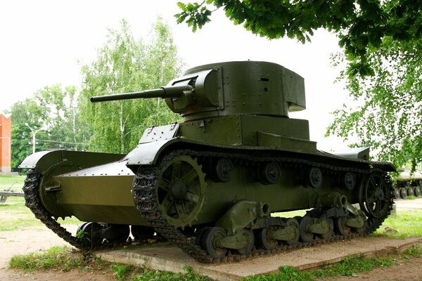 Tanque slvetsky T - 26 cerca de la unidad militar